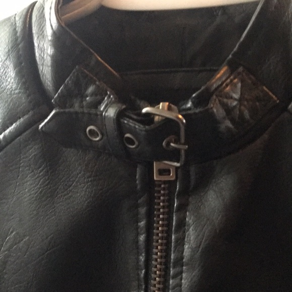 A forever 21 leather jacket - Picture 4 of 10